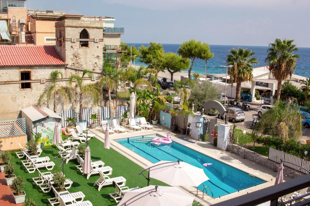 Taormina Hotel Calipso veya yakınında bir havuz manzarası