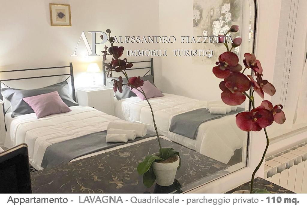 ein Schlafzimmer mit 2 Betten und einer Pflanze auf einem Tisch in der Unterkunft Casa CEO in Lavagna