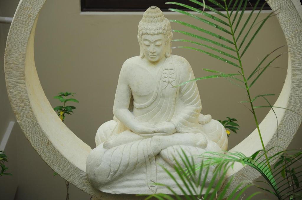 a white statue sitting in front of a mirror at El Taj Oceanfront and Beachside Condo Hotel in Playa del Carmen