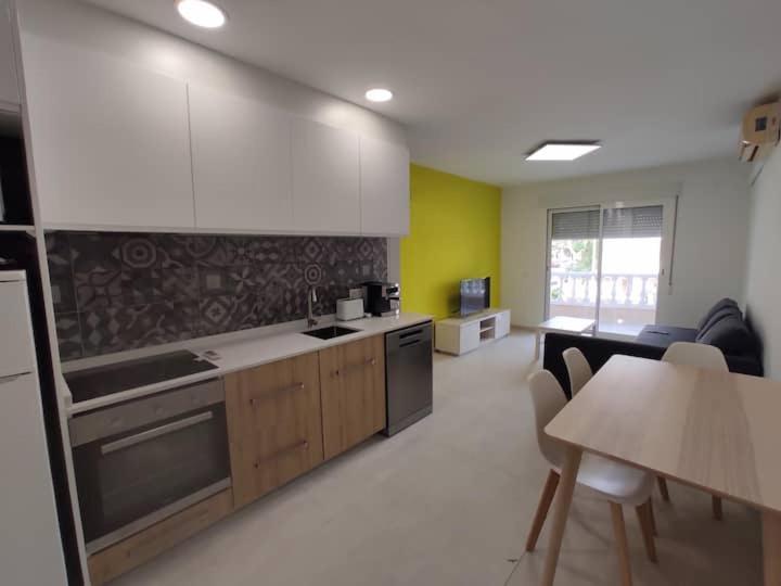 een keuken met een stoveasteryasteryasteryasteryasteryasteryasteryasteryasteryasteryasteryasteryasteryasteryasteryasteryasteryasteryastery bij Acogedor apartamento a 100 mtr de la playa, in Oropesa del Mar