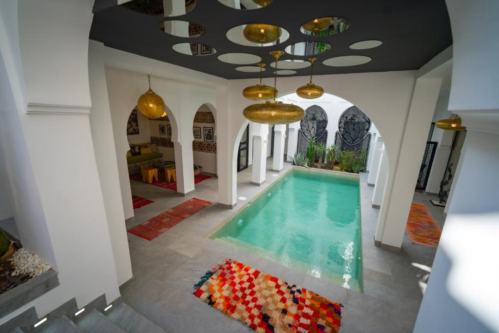 una piscina cubierta en una casa con techo en Riad Shanima SPA Marrakech, en Marrakech