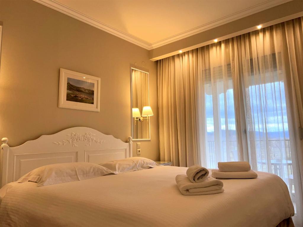 
Double or Twin Room with Lake View
