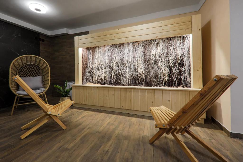 Pokój z 2 krzesłami i dużym oknem w obiekcie Hotel Łaziska w mieście Czchów