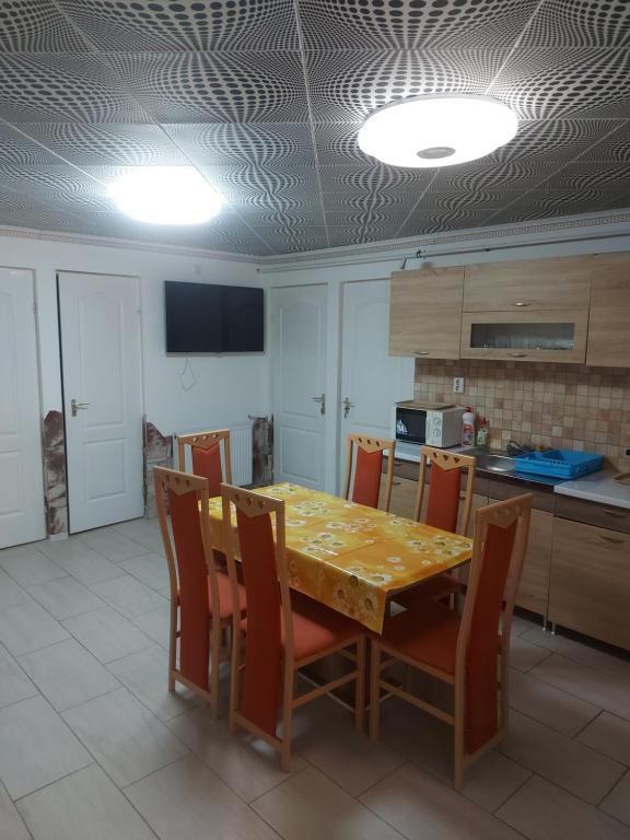 ティサウーイバーロシュにあるAlexandra vendégházのキッチン(ダイニングルームテーブル、椅子付)