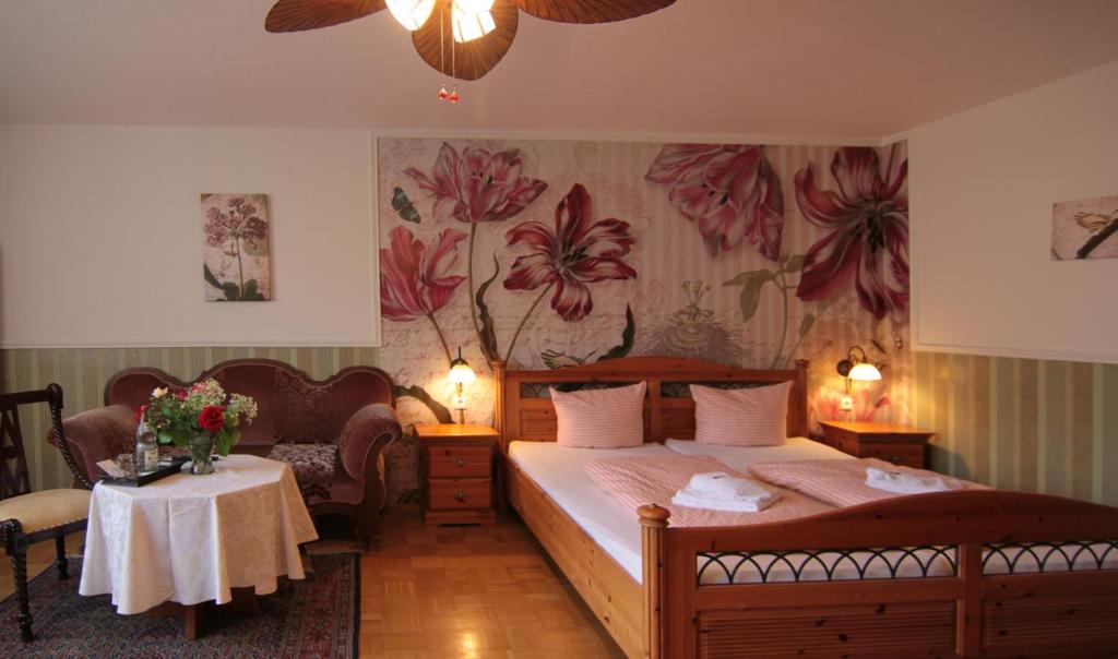 Postel nebo postele na pokoji v ubytování Kreuzerhof Hotel Garni