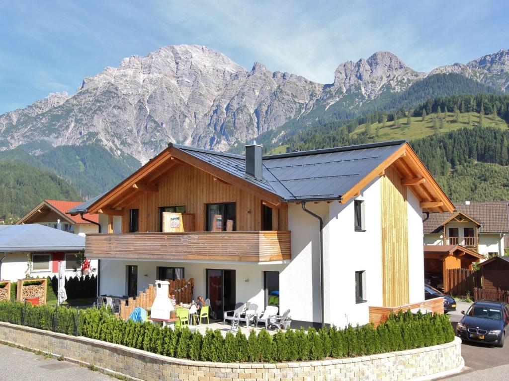 レオガングにあるApartment in ski area in Leogang with saunaの山を背景にした家