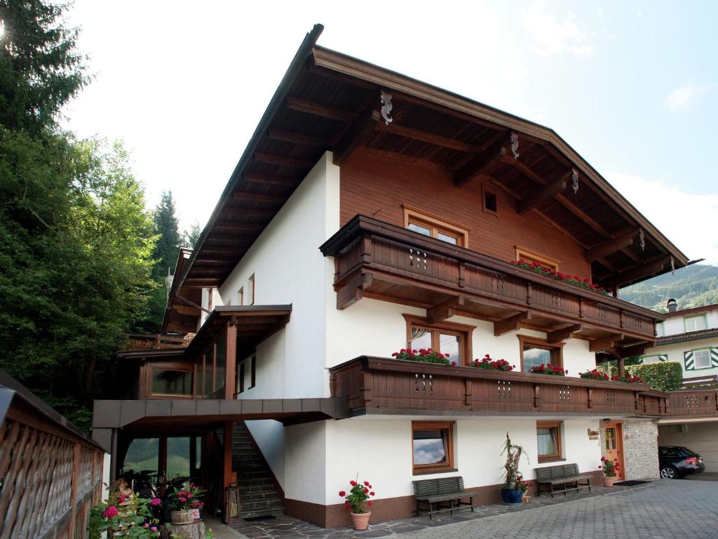 ein Gebäude mit Balkon auf der Seite in der Unterkunft Apartment near Zillertal ski area in Rohrberg