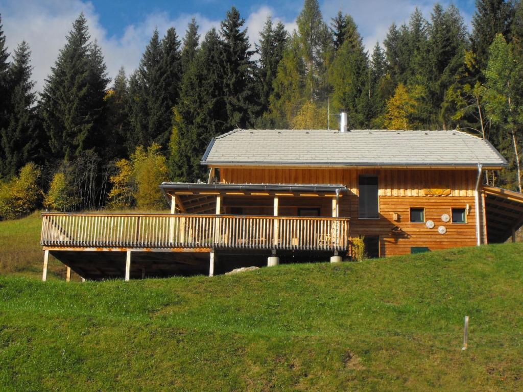 ein Blockhaus mit einer Terrasse auf einem Hügel in der Unterkunft Chalet in Styria near the ski area in Stadl an der Mur