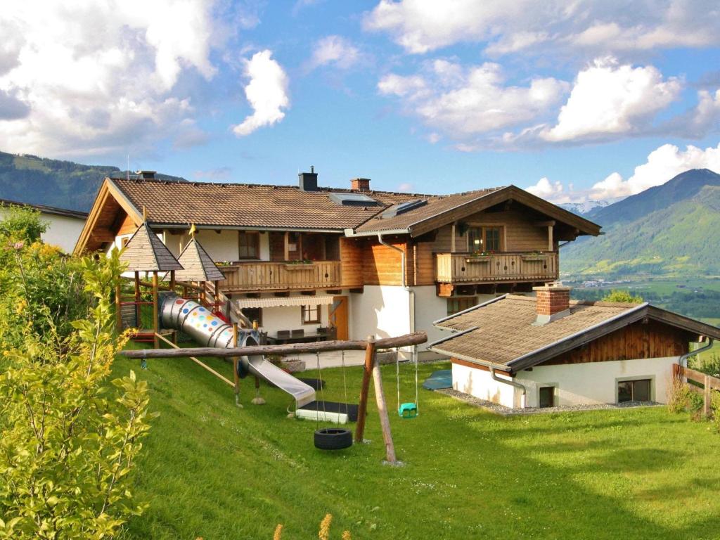 カプルーンにあるCharming Mansion in Kaprun with Gardenの遊び場付きの家