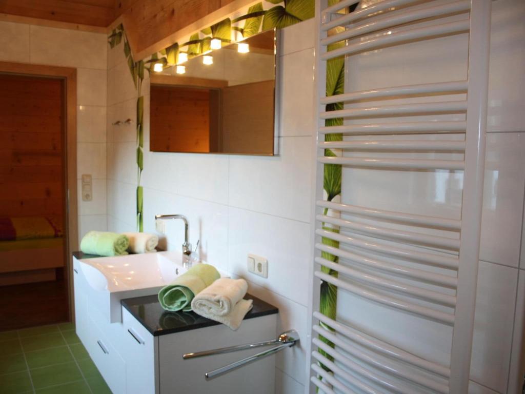 Kuchyň nebo kuchyňský kout v ubytování Holiday home in Leogang with sauna in ski area