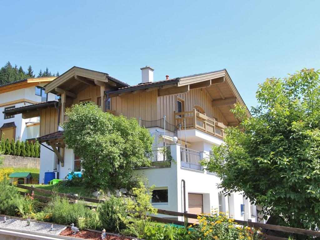 ホラースバッハ・イム・ピンツガウにあるTasteful Holiday Home in Hollersbach im Pinzgau with Gardenのバルコニーと木々のあるアパートメントビル