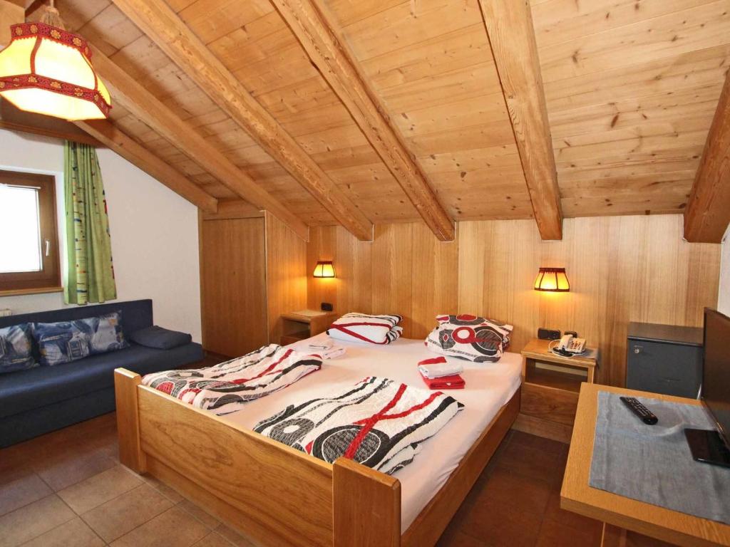 WinkleにあるSpacious Holiday Home in Solden with Saunaの木製の部屋にベッド1台が備わるベッドルーム1室があります。