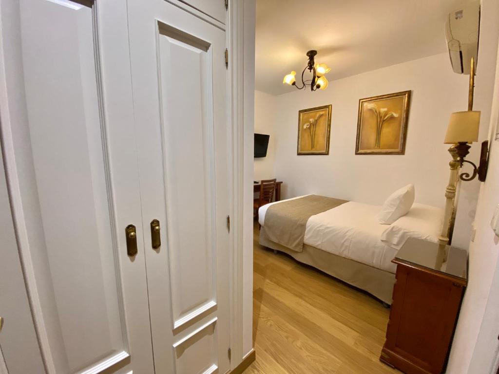 Postel nebo postele na pokoji v ubytování Hostal Rodri