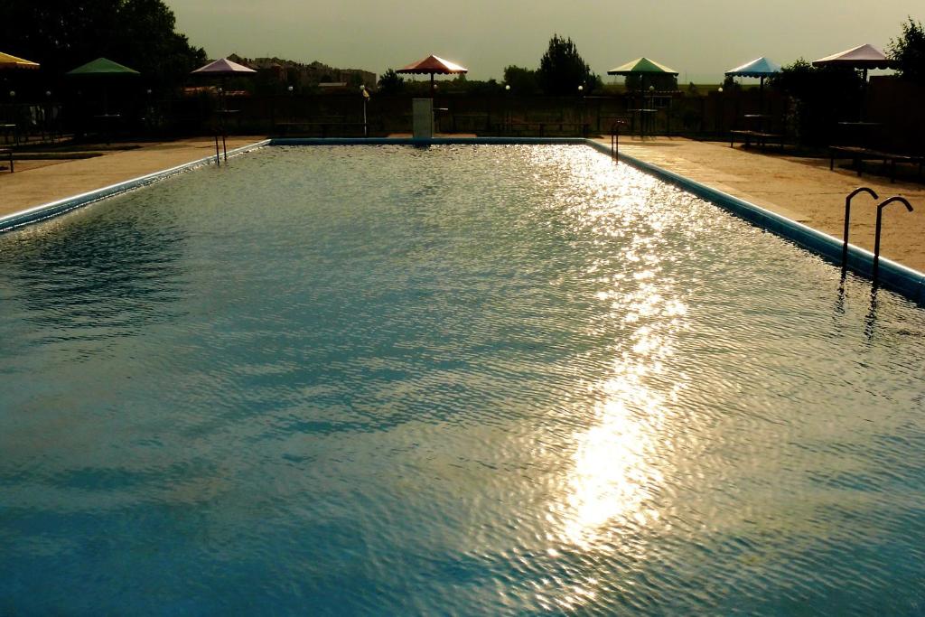 Bazén v ubytování Erazank Hotel nebo v jeho okolí