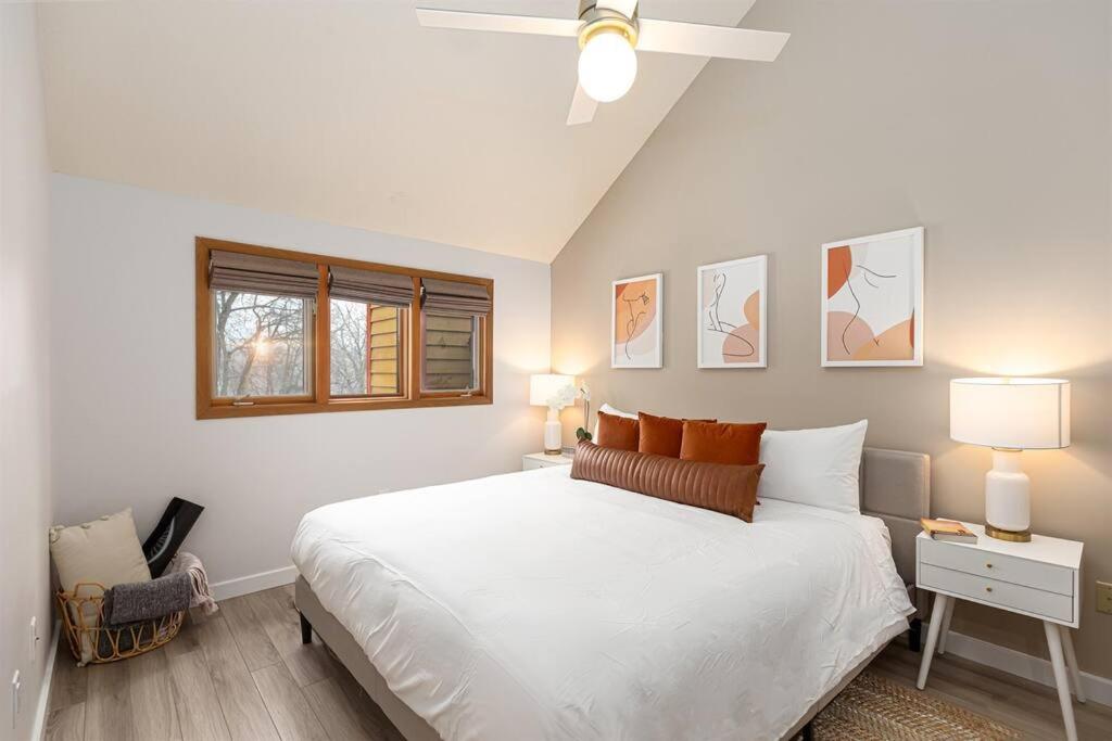 Un dormitorio con una gran cama blanca y una ventana en Peaceful 2-bedroom townhome retreat w/wooded view en Galena