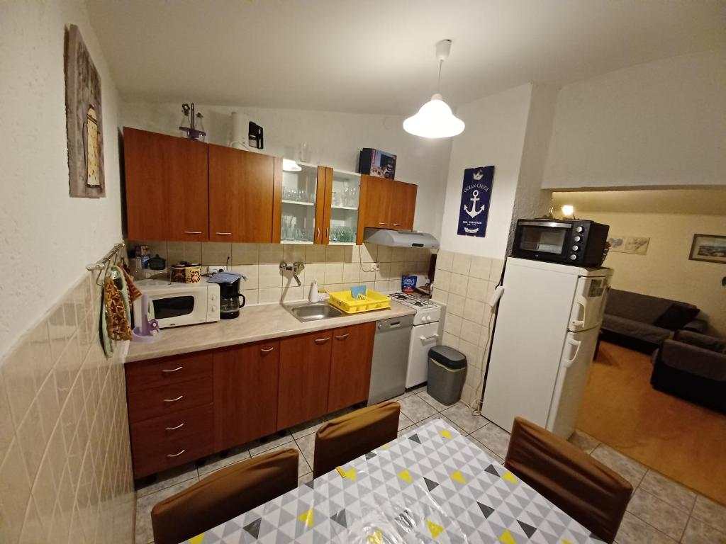 Kuchyňa alebo kuchynka v ubytovaní Apartments Zuanović