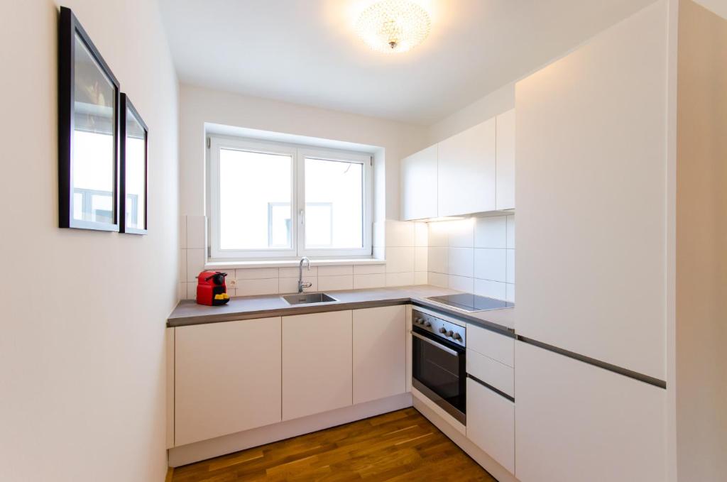 Kuchyňa alebo kuchynka v ubytovaní Grand Quarters City Residence