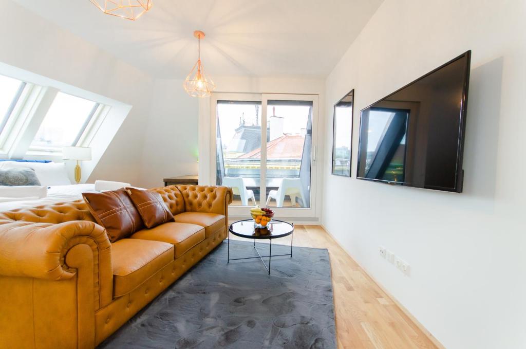 Televízia a/alebo spoločenská miestnosť v ubytovaní Grand Quarters City Residence