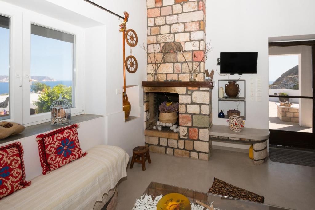 TV a/nebo společenská místnost v ubytování Komia Sea View Traditional