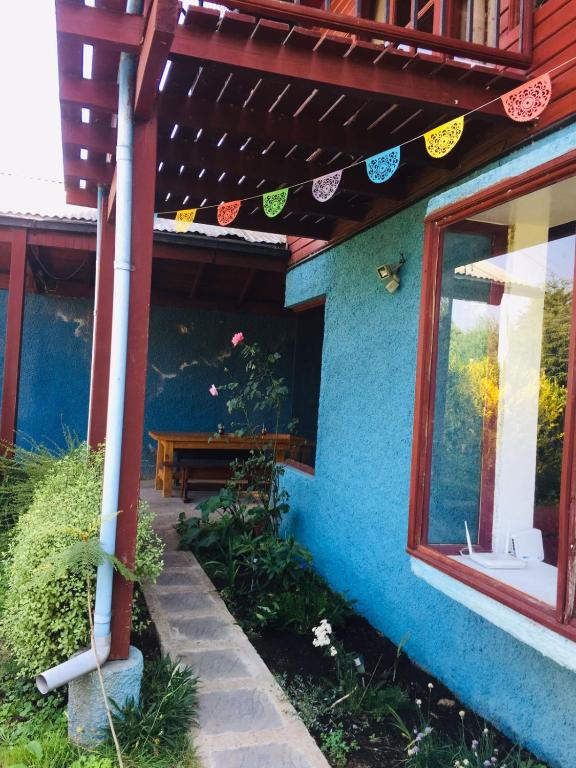 Um jardim no exterior de Hostel Raíz