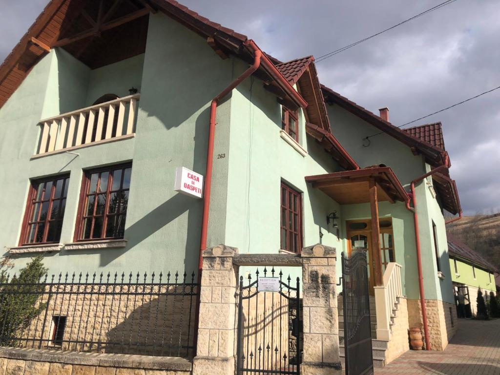 Tünde Vendégház في Viştea: منزل امامه سياج