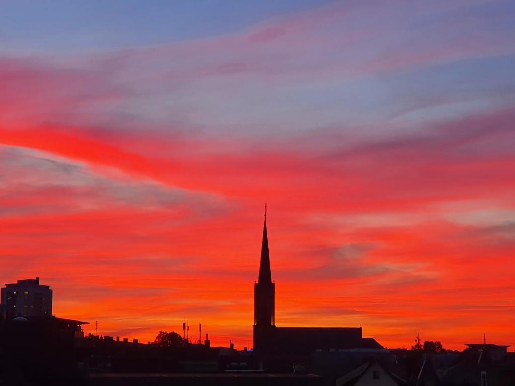 Východ nebo západ slunce při pohledu z hotelu nebo okolí