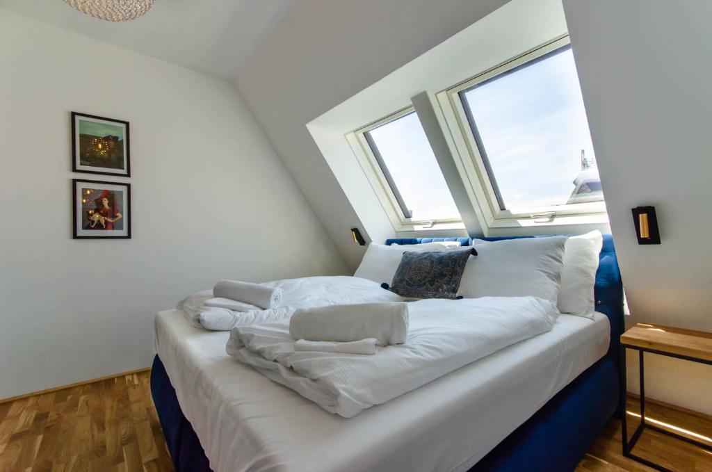 Posteľ alebo postele v izbe v ubytovaní Grand Quarters City Residence