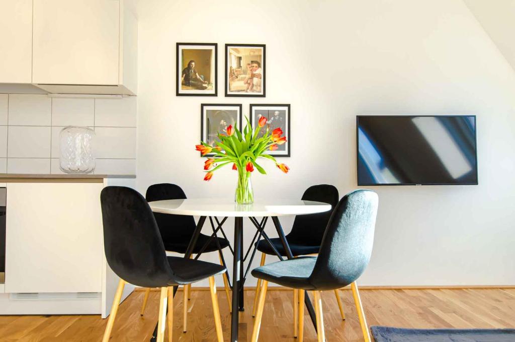 Televízia a/alebo spoločenská miestnosť v ubytovaní Grand Quarters City Residence