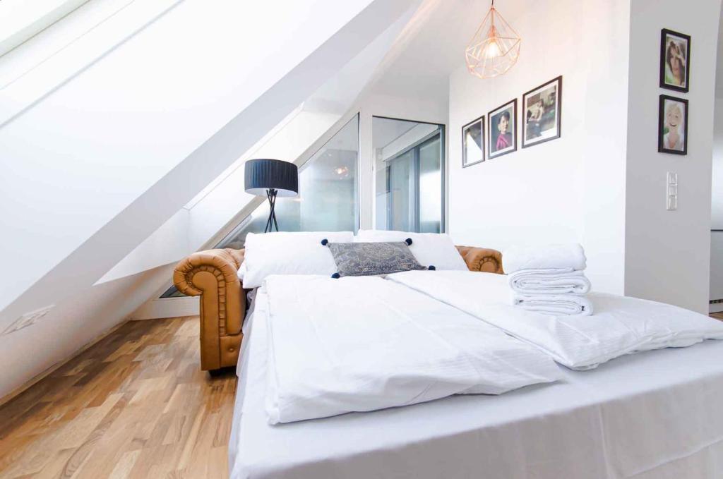 Posteľ alebo postele v izbe v ubytovaní Grand Quarters City Residence
