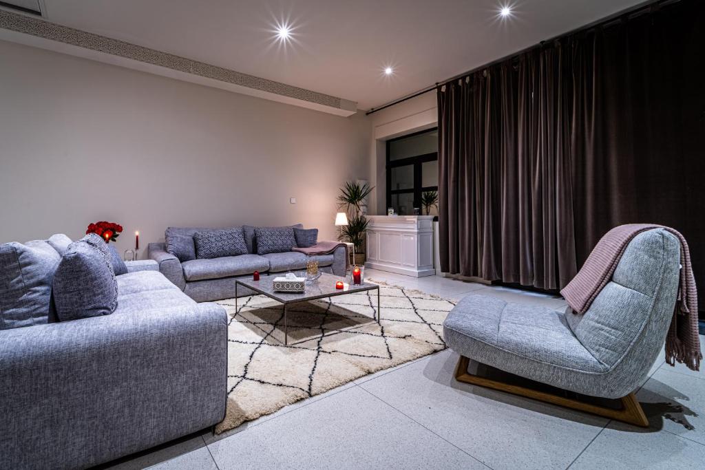 Sala de estar con 2 sofás y mesa en Kechmara hammam&spa en Lille