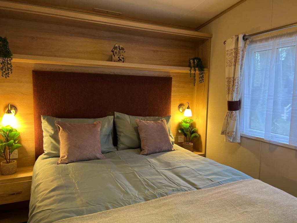 Uma cama ou camas num quarto em forest beach bashley park