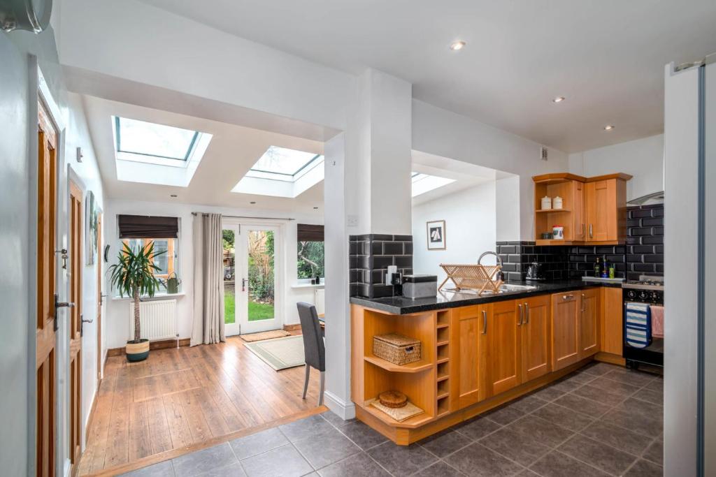 GuestReady - Beautiful & Spacious Putney House with Garden