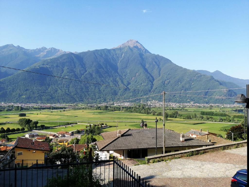 - une vue sur un village avec des montagnes en arrière-plan dans l'établissement apartment vista legnone, à Dubino