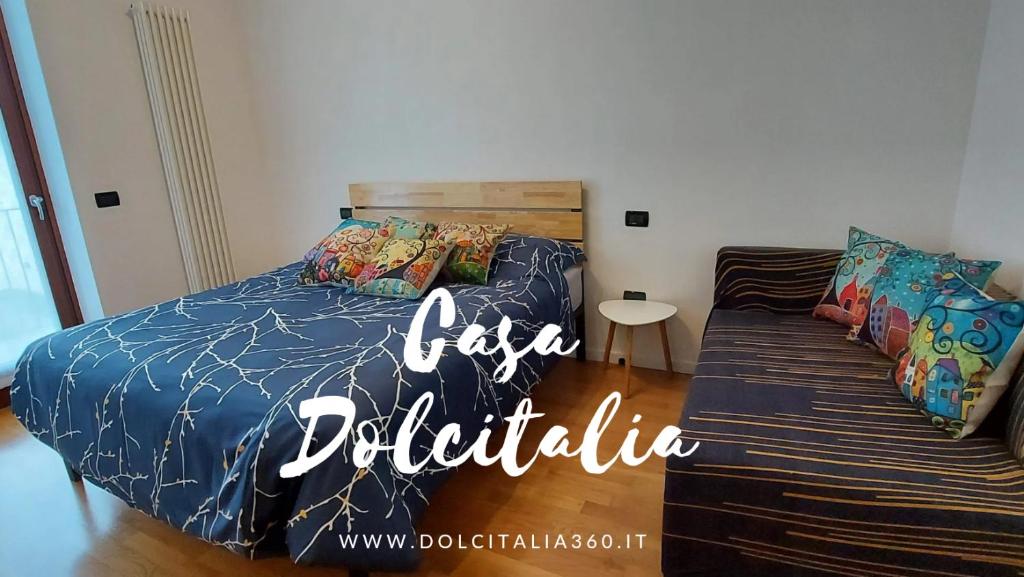 1 dormitorio con 1 cama y 1 sofá en Casa Dolcitalia a Gardaland con piscina, en Ronchi
