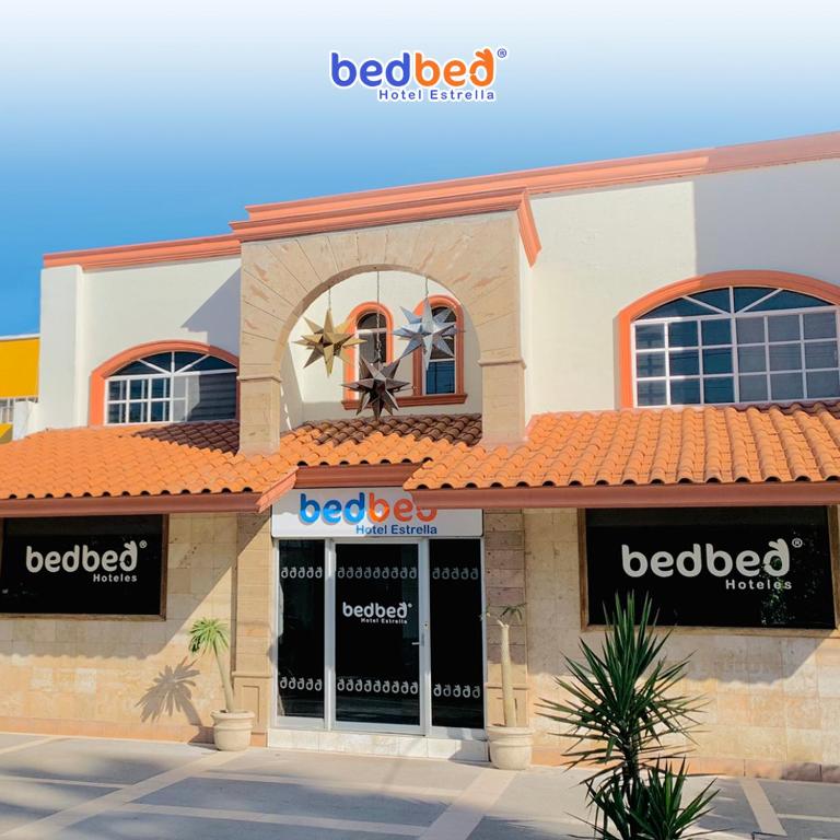 un bâtiment avec un toit rouge et un magasin avec lit dans l'établissement Bed Bed Hotel Estrella, à Torreón
