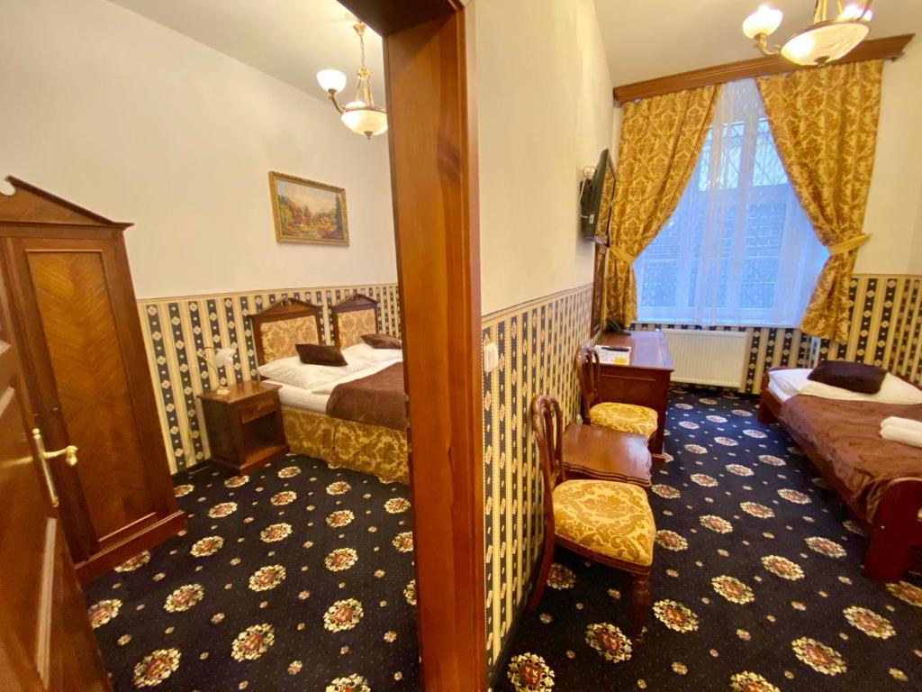 Łóżko lub łóżka w pokoju w obiekcie Hotel Klarinn Prague Castle