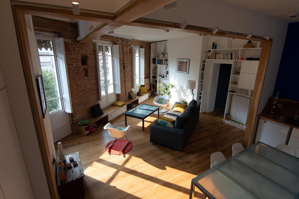 uma vista superior de uma sala de estar com um sofá em Appartement Belfort - Centre - Métro - 6 pers em Toulouse