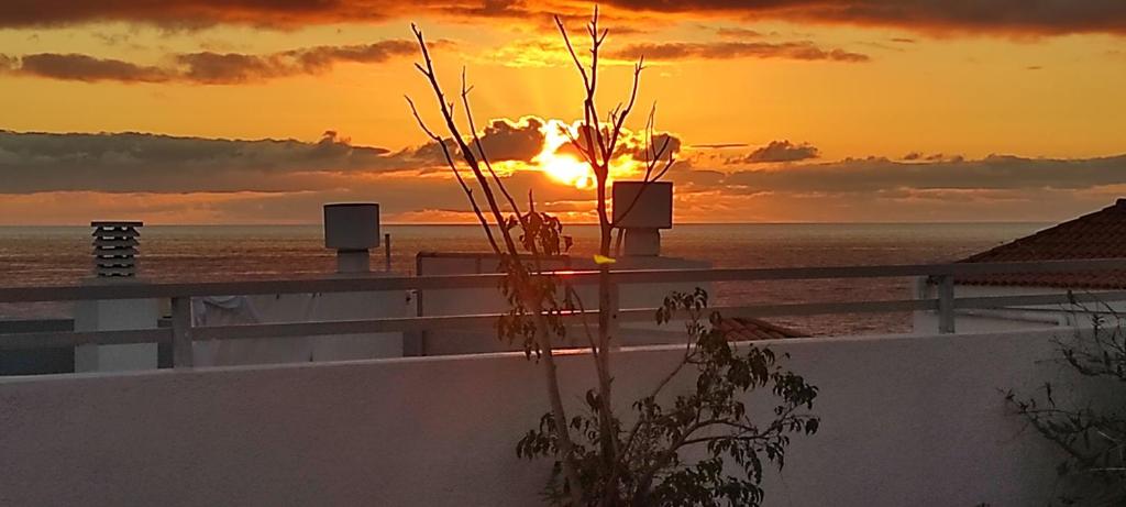 聖克魯斯－德拉帕爾馬的住宿－Ático El Marquito，海滩上的日落,背景是大海