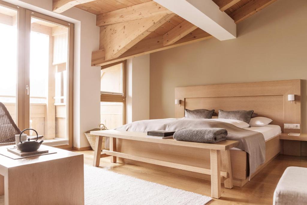 una camera con un grande letto con testiera in legno di GEBHARD Boutique B&B a Fiss