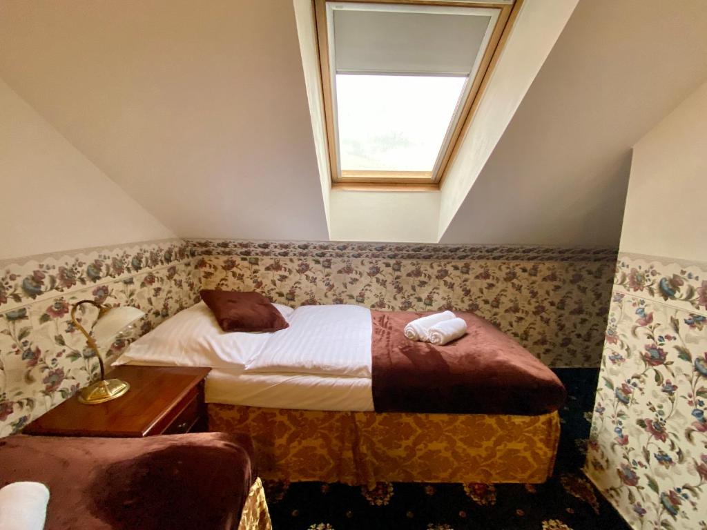 Łóżko lub łóżka w pokoju w obiekcie Hotel Klarinn Prague Castle