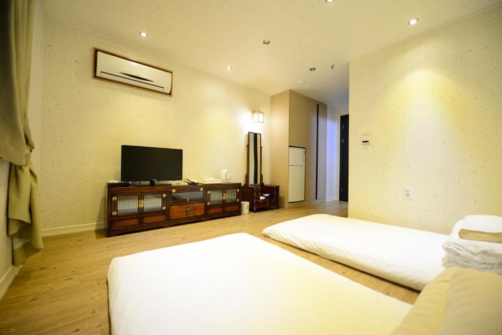 Postel nebo postele na pokoji v ubytování Dunsan Graytone Hotel