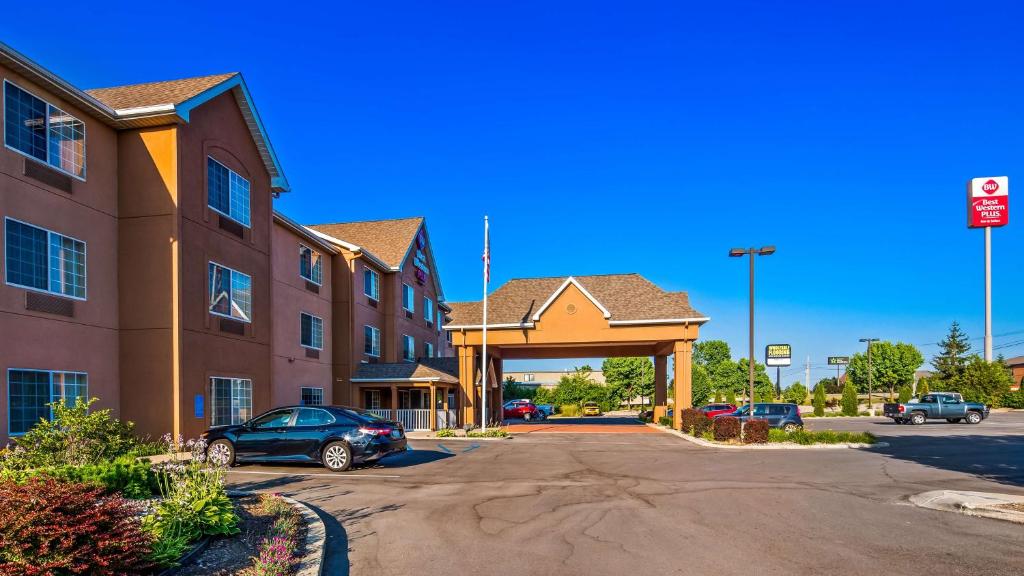 Best Western Plus Fort Wayne Inn & Suites North في فورت واين: موقف سيارة بجانب مبنى
