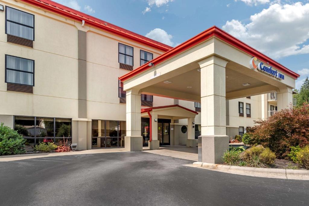 uma prestação de um hotel com estacionamento em Comfort Inn Biltmore West em Asheville