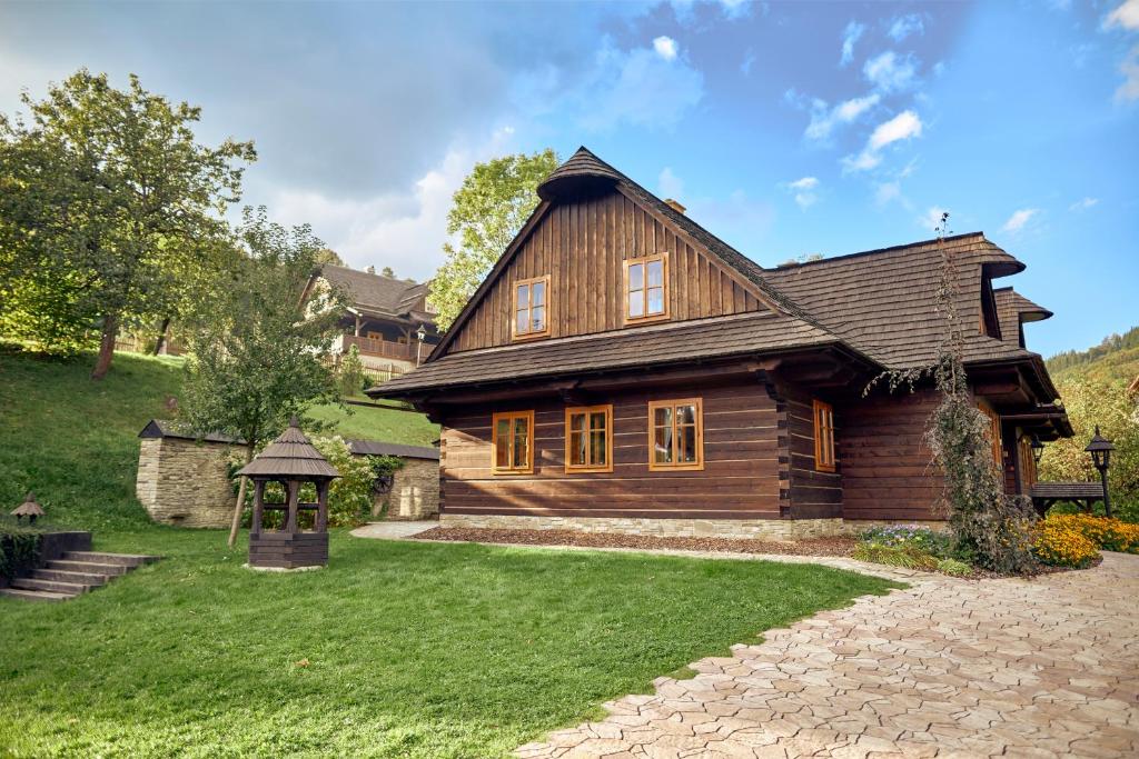 una gran casa de madera con un patio verde en Chalupy Mátěráda, en Karolinka