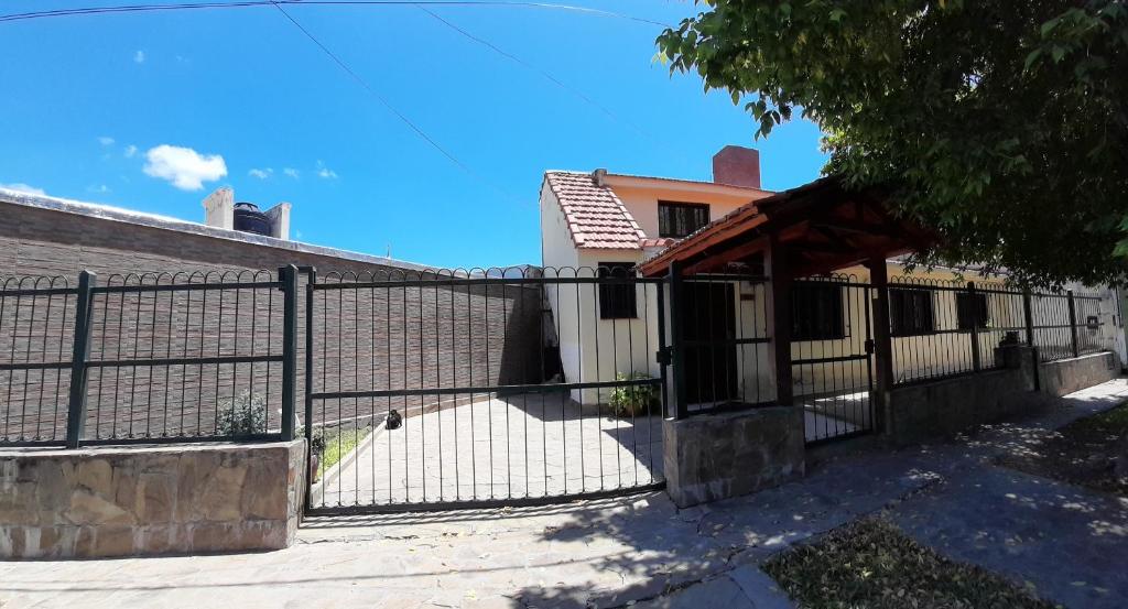 uma cerca preta em frente a uma casa em Apartamento Virgen del Cerro Salta em Salta