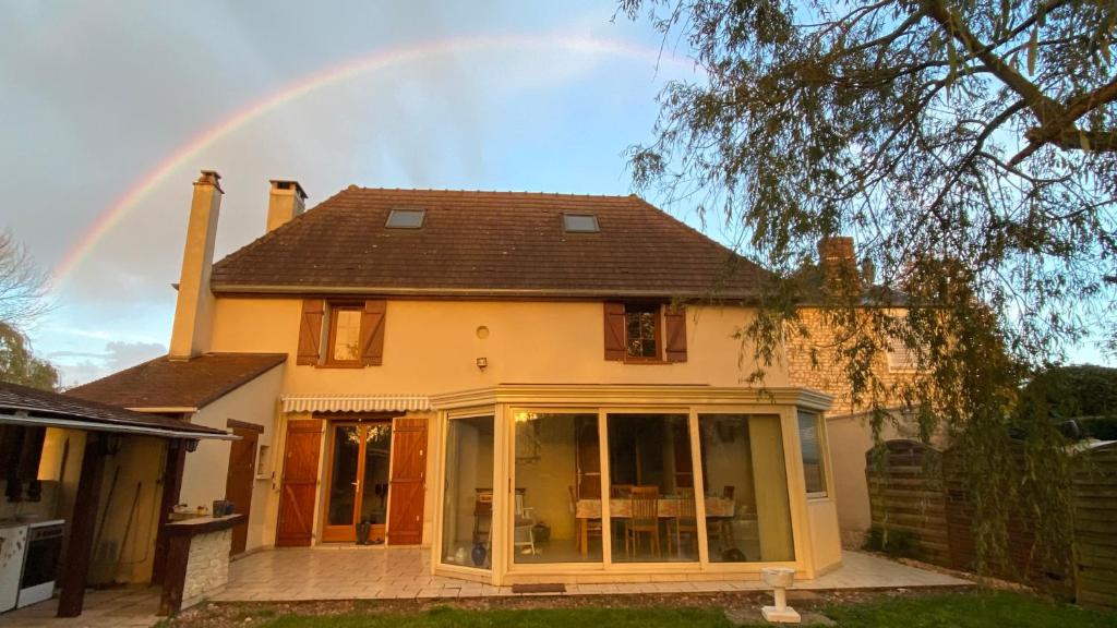 Un arc-en-ciel au-dessus d'une maison dans l'établissement La nébuleuse, à Notre-Dame-de-lʼIsle