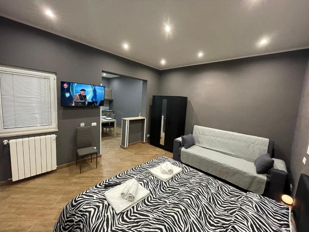 um quarto com uma cama e uma televisão em B&B Miramare Suite Borgo em Taranto