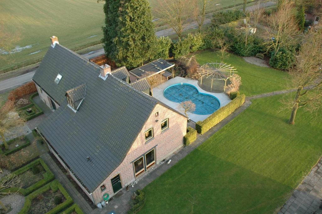 una vista aérea de una casa con piscina en Huize Ouwervelden en Wouwsche Plantage