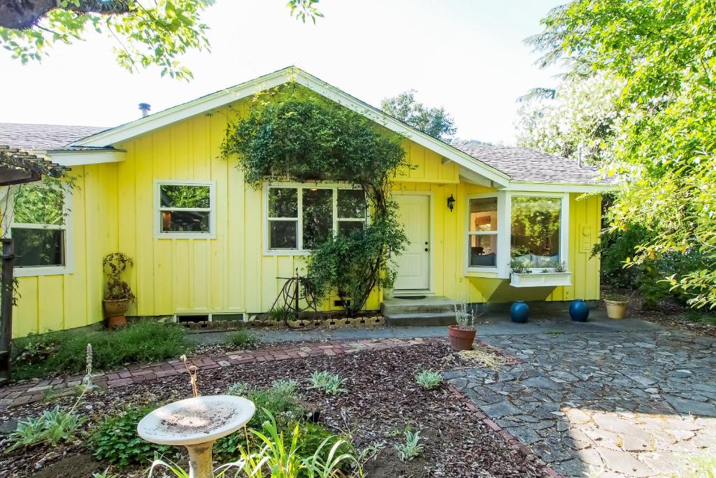 Taman di luar Cloverdale Creekside Retreat