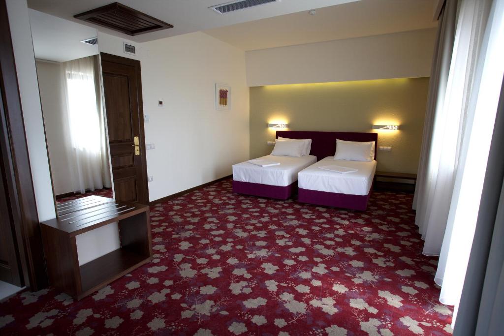 Un pat sau paturi într-o cameră la Hotel Relax Craiova